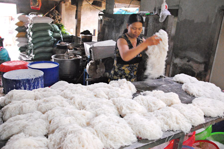 Bà[-]Nguyễn[-]Thị[-]Lửng[-]ở[-]Vân[-]Cù[-]gặp[-]khó[-]khăn[-]khi[-]bán[-]sản[-]phẩm.[-]